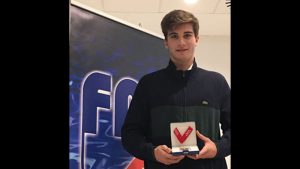 Fernando Pérez Castillo recibe la Medalla al Mérito Deportivo de la Federación Madrileña de Natación.