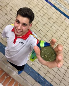 Homenaje de los nadadores del Club Natación Pozuelo a Carlos Martínez